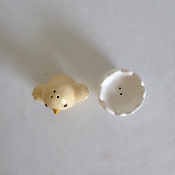 NEW HALLMARK BRAND CHICK HATCHING FROM EGG CERAMIC SALT & PEPPER SET - Picture 3 of 9